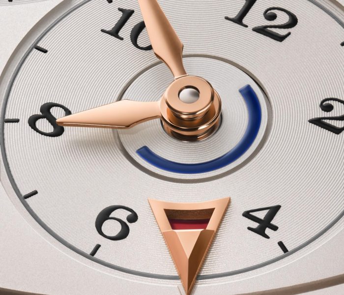 The new edition of the LANGE 1 TIME ZONE, presented in June 2020 and equipped with a new manufacture calibre L141.1, combines functionality with clear readability. The time and date at home and another of the 24 zone times can be read at one glance. Ring-shaped day/night indicators assure good legibility and the new daylight saving time indication is a useful addition.
The model in pink gold is equipped with an argenté-colored dial and a red brown leather strap. It measures 41.9 mm in diameter and is 10.9 mm high.