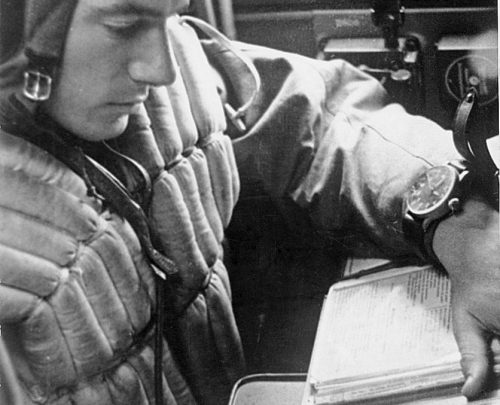 Auf die Sekunde. Die Borduhr im Flugzeug.
Nach der Uhr tr‰gt der Bordfunker die genauen Meldezeiten in seine Funkspr¸che ein.  Diese Zeiteintragungen sind oft entscheidend f¸r die Zuerkennung eines versenkten Frachters oder eines Abschusses.